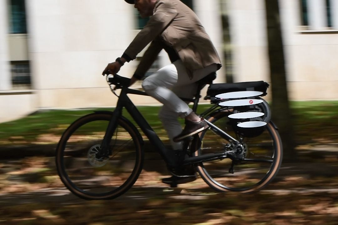 Fahrradfahrer mit gefaltetem Pullit! am Hinterrad