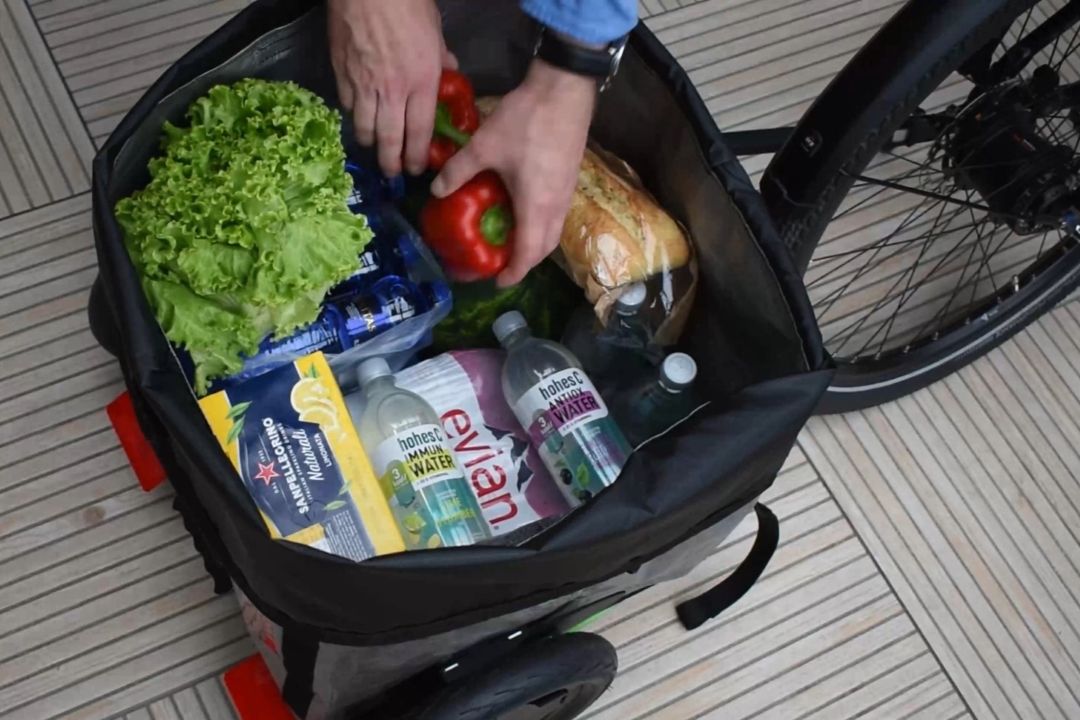 Lebensmittel und Getränke in der offenen Cargotasche
