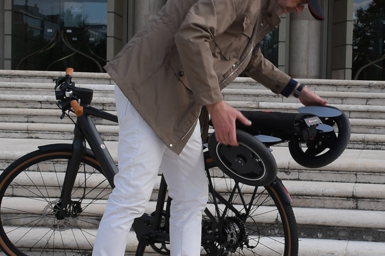 Person beim Ausfalten des Pullit! am Fahrrad