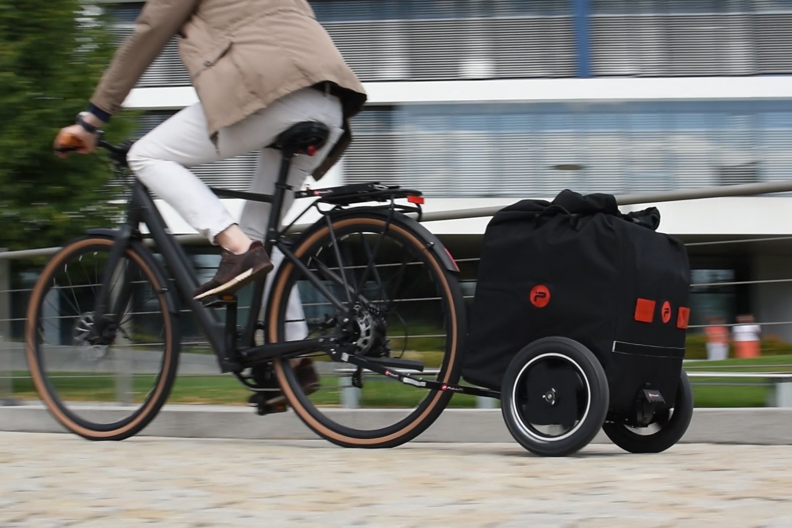 Fahrradfahrer mit aufgeklapptem Pullit! und geschlossener Tasche